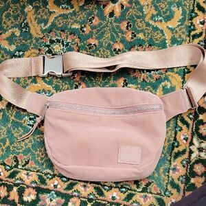 Herschel Supply Company Crossbody Fanny Pack Bag in Pink Velvet